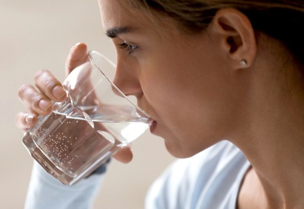 Cystonette se lava con agua limpia.